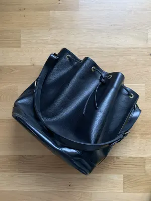 Beuteltasche Noé im Epi Leder schwarz | LOOP-Marktplatz
