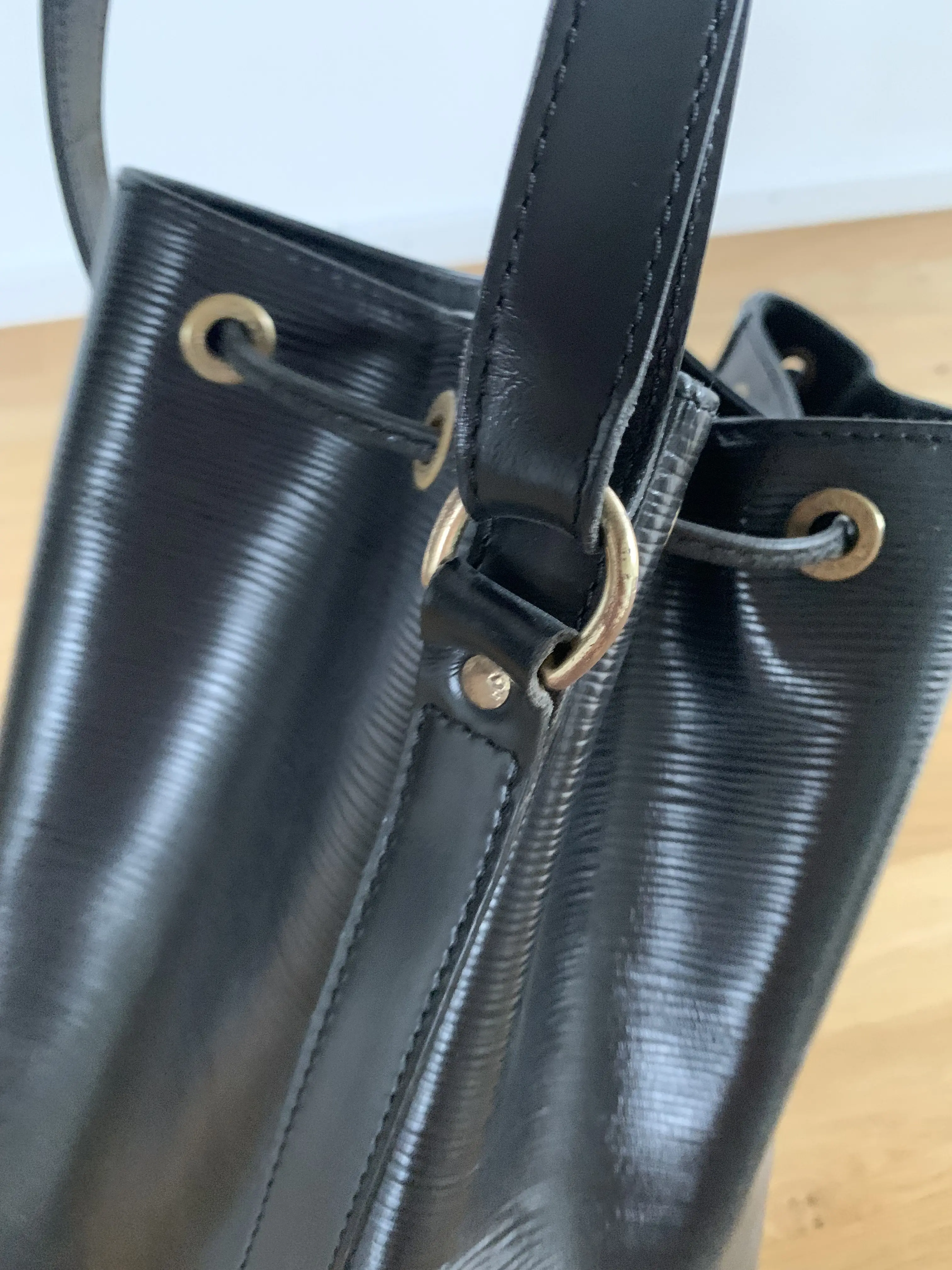 Beuteltasche Noé im Epi Leder schwarz | LOOP-Marktplatz
