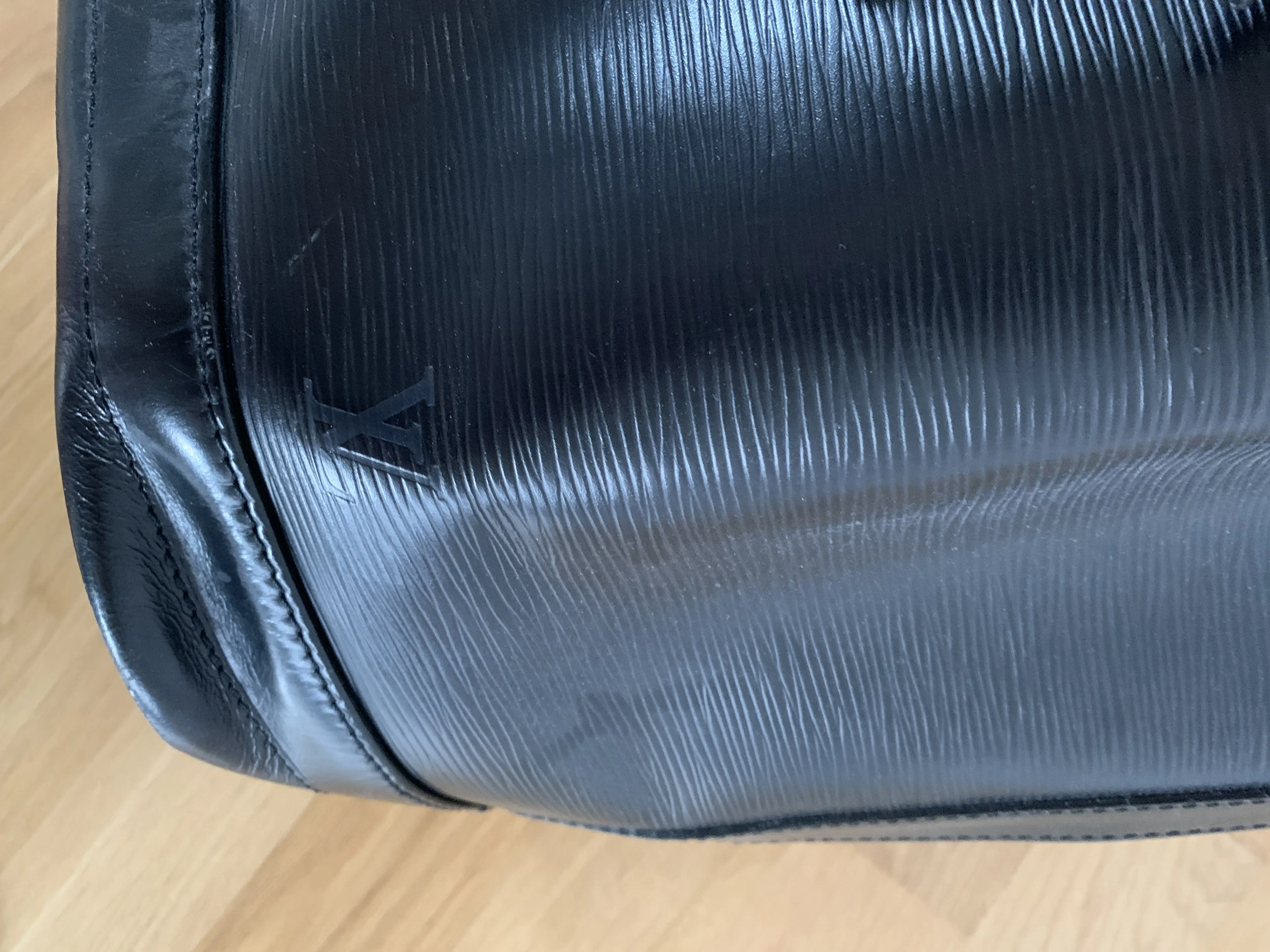 Beuteltasche Noé im Epi Leder schwarz | LOOP-Marktplatz