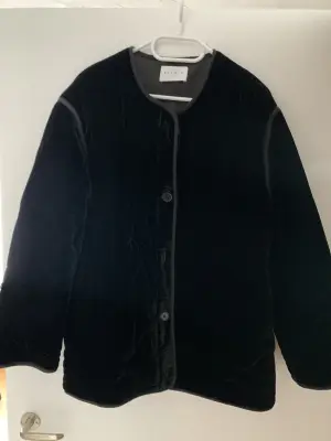 Sandro Jacke aus schwarzem Samt | LOOP-Marktplatz