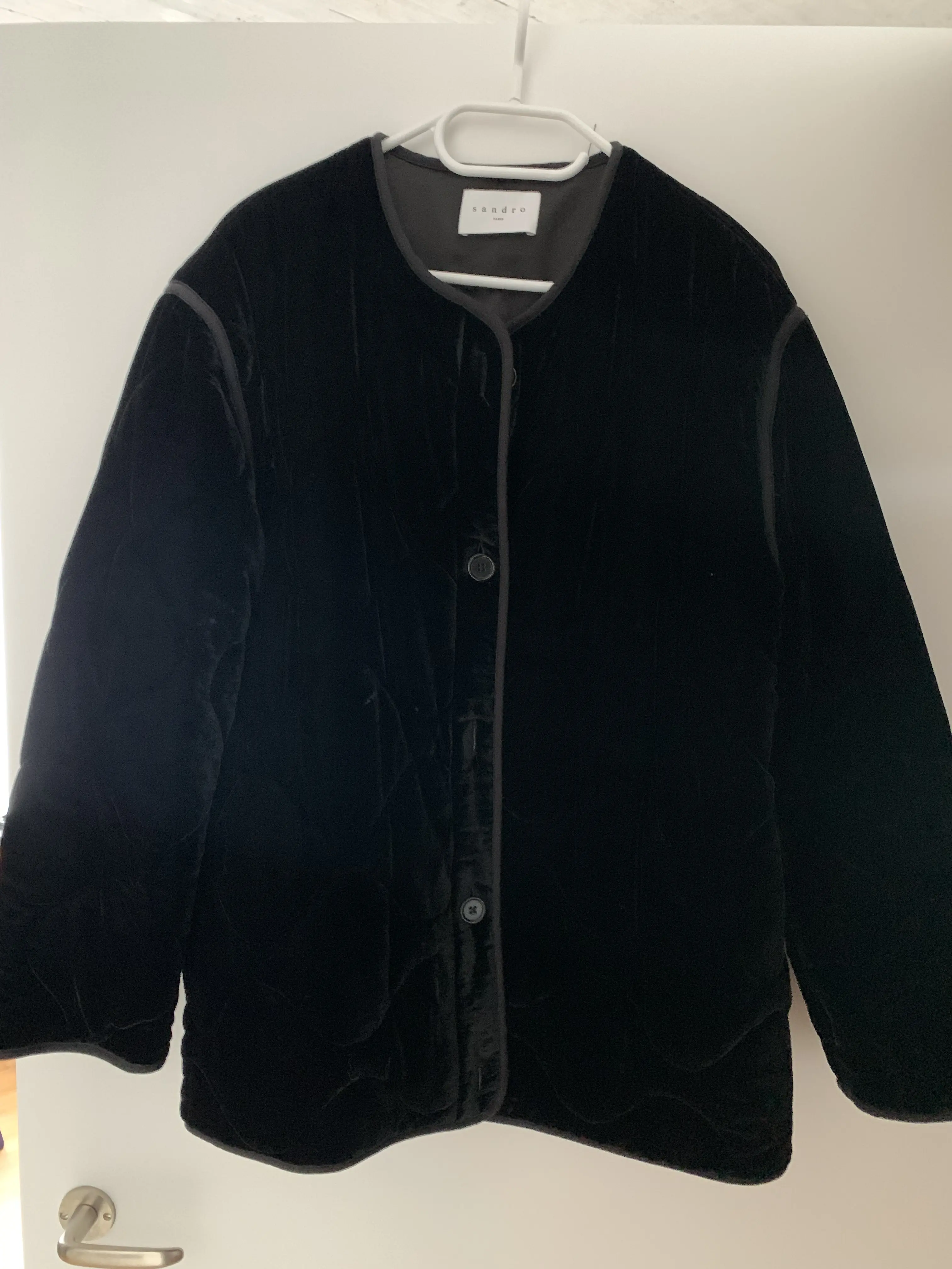 Sandro Jacke aus schwarzem Samt | LOOP-Marktplatz
