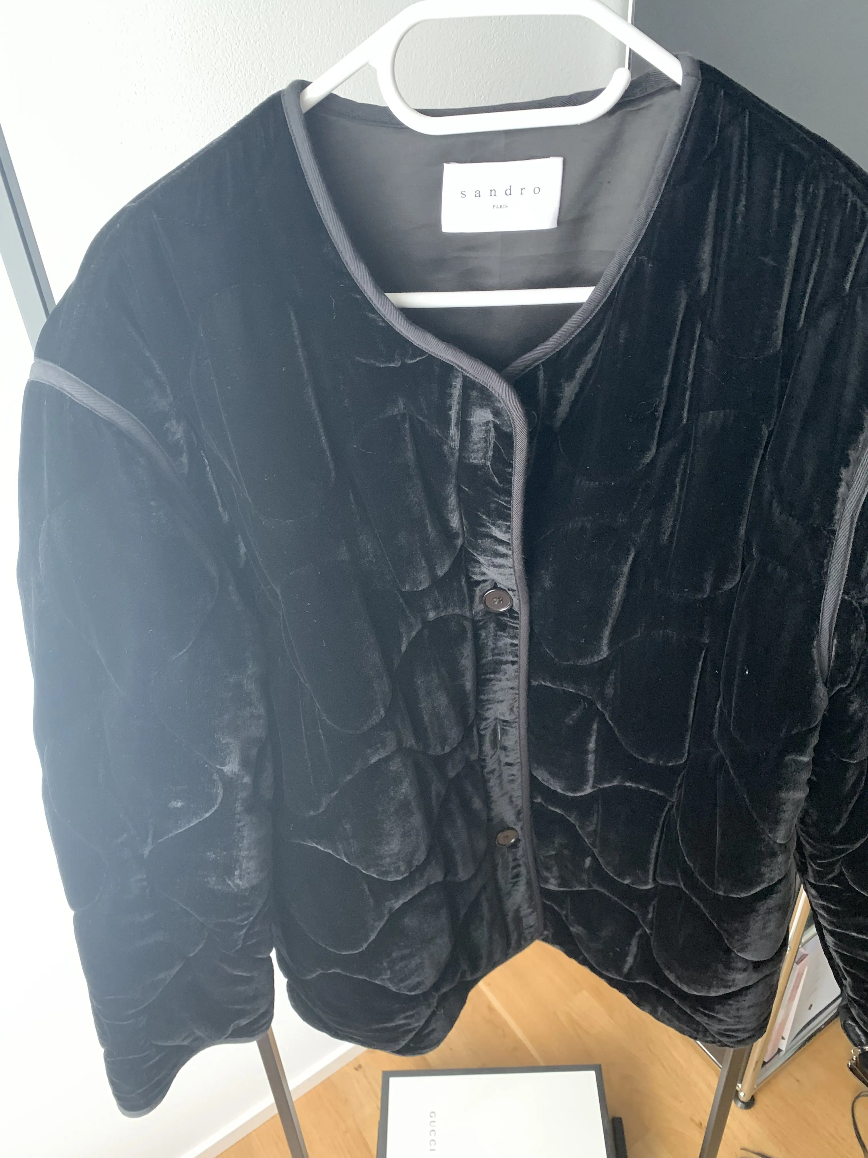 Sandro Jacke aus schwarzem Samt | LOOP-Marktplatz