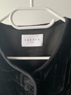 Sandro Jacke aus schwarzem Samt | LOOP-Marktplatz