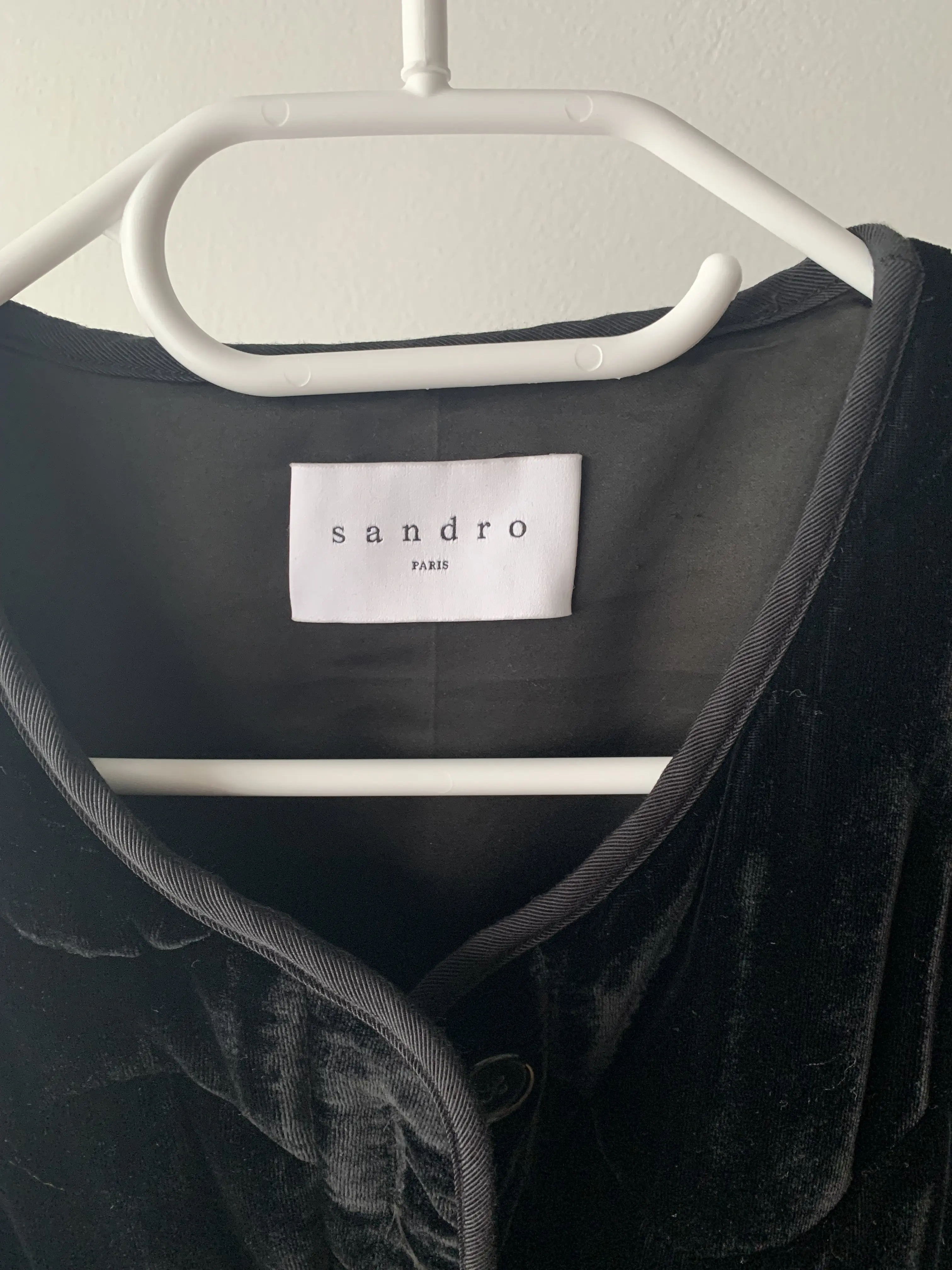Sandro Jacke aus schwarzem Samt | LOOP-Marktplatz