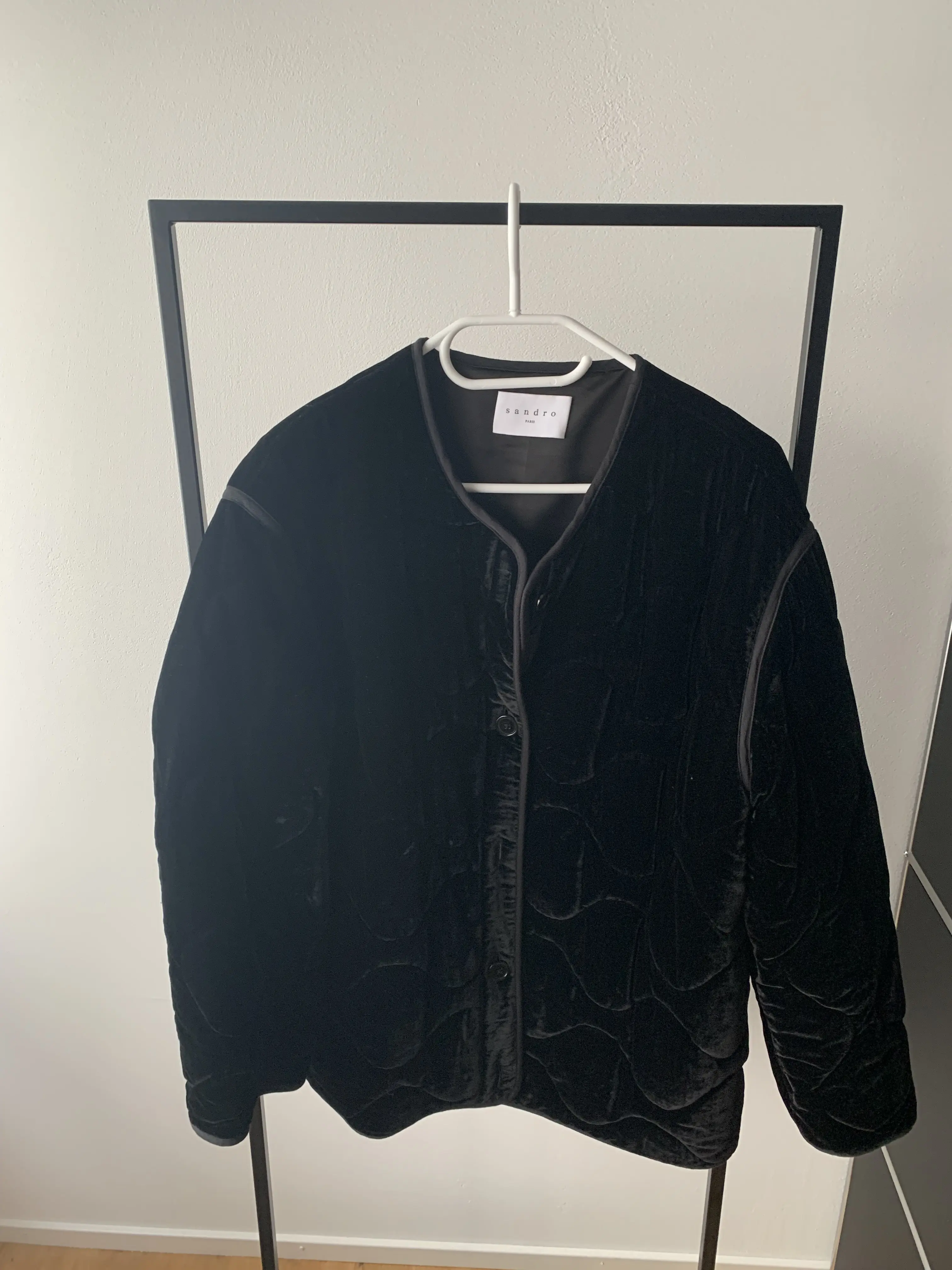 Sandro Jacke aus schwarzem Samt | LOOP-Marktplatz