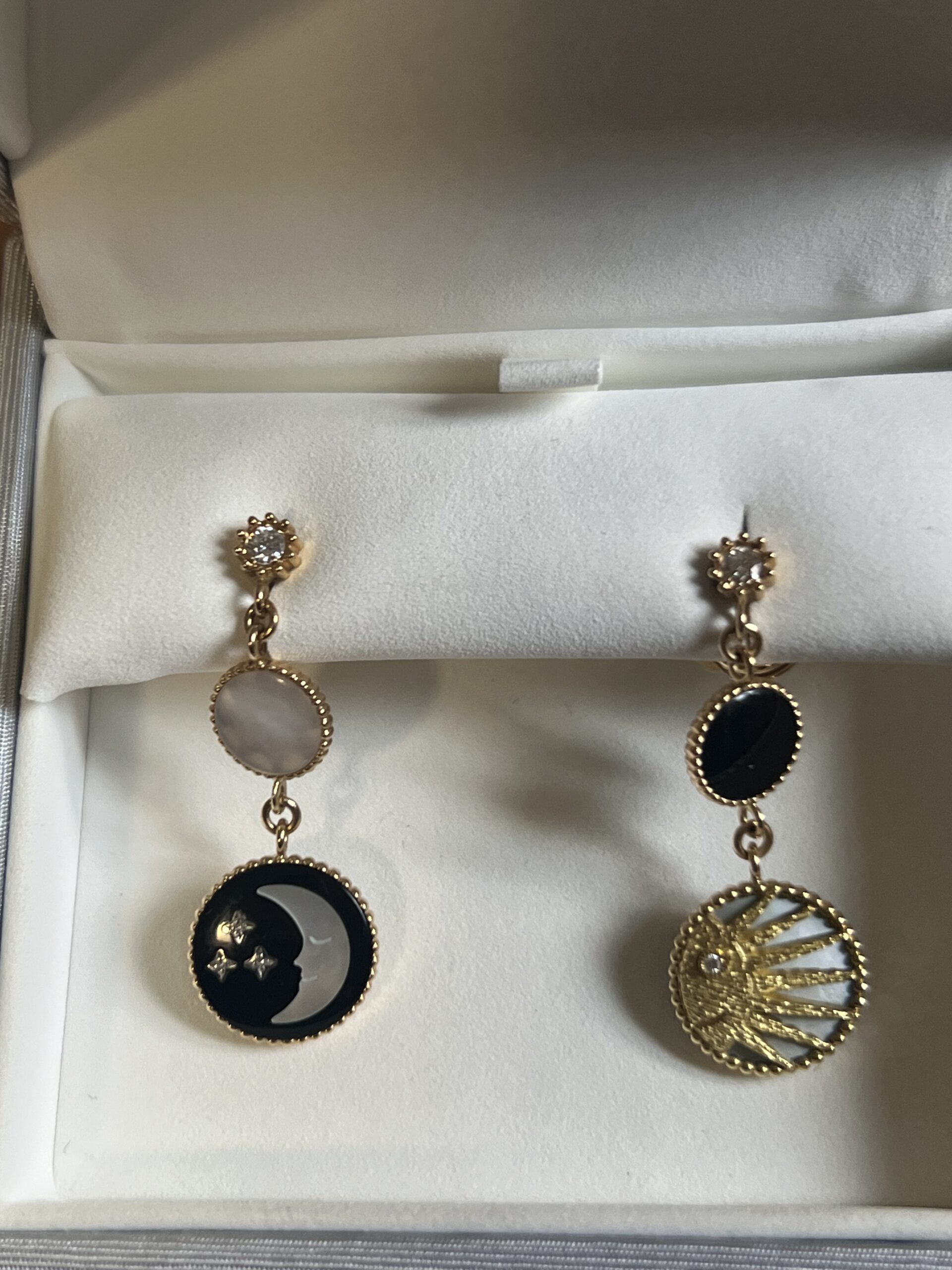 Dior earrings | LOOP Marketplace