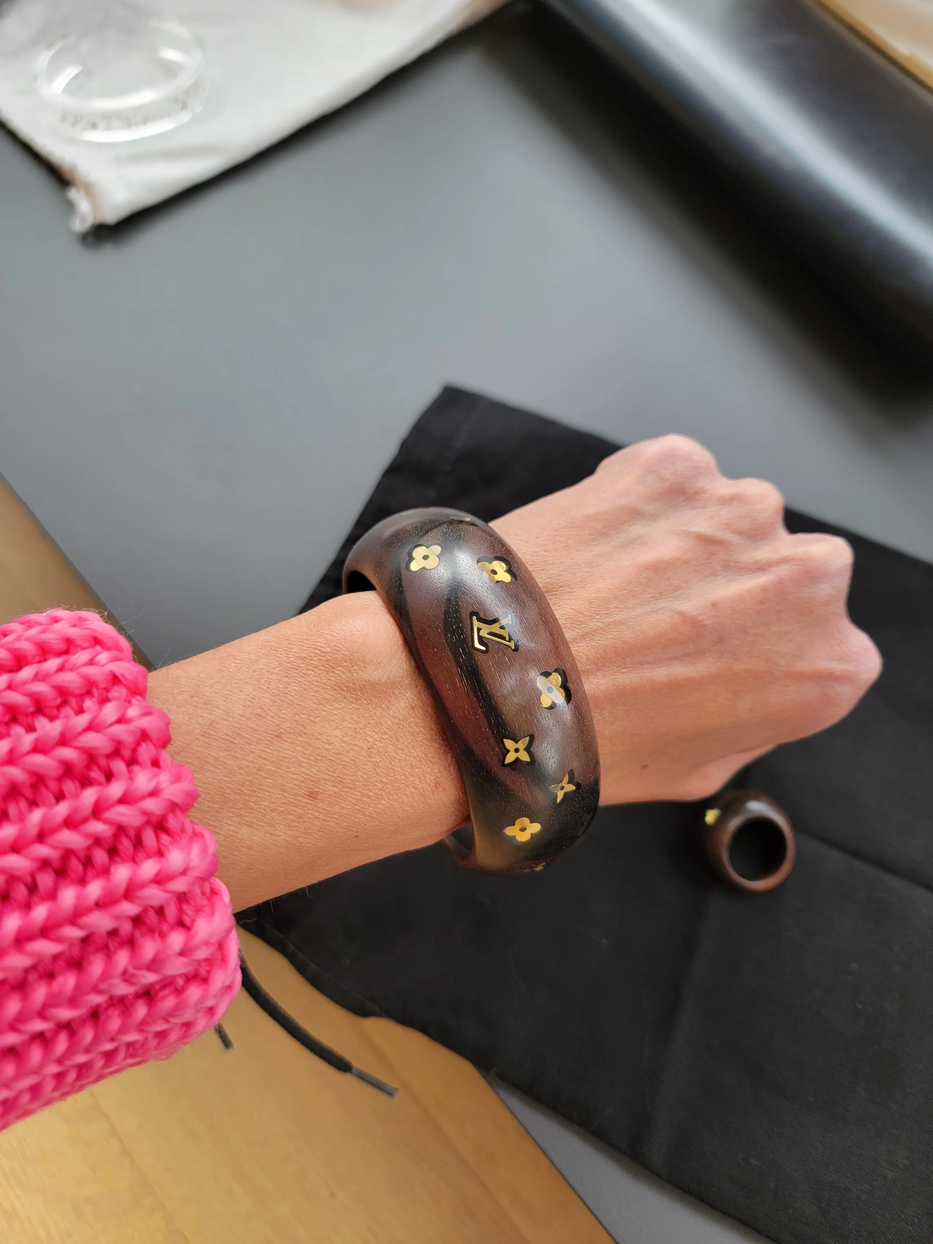 Louis Vuitton Bracelet und Ring aus Holz | LOOP-Marktplatz
