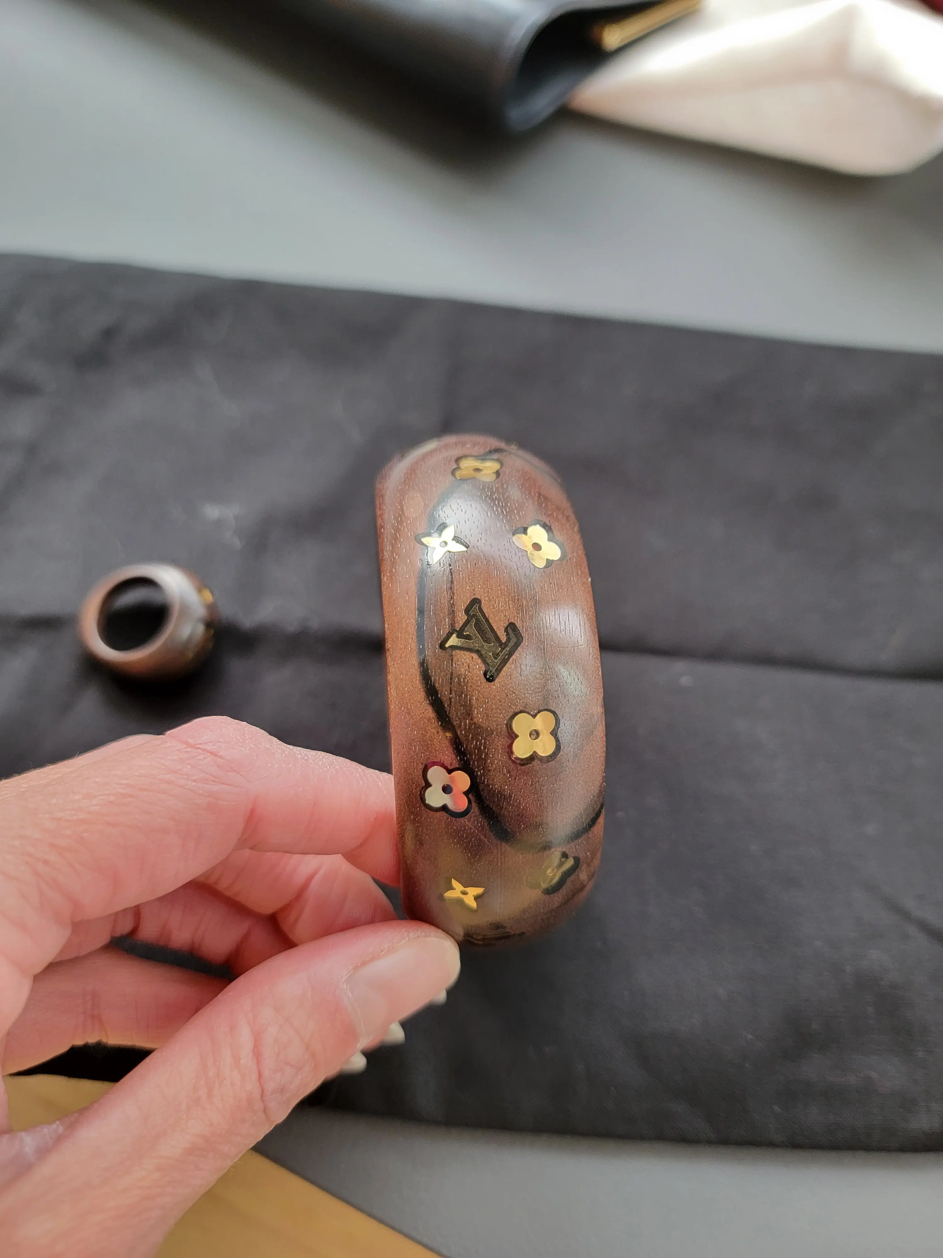 Louis Vuitton Bracelet und Ring aus Holz | LOOP-Marktplatz