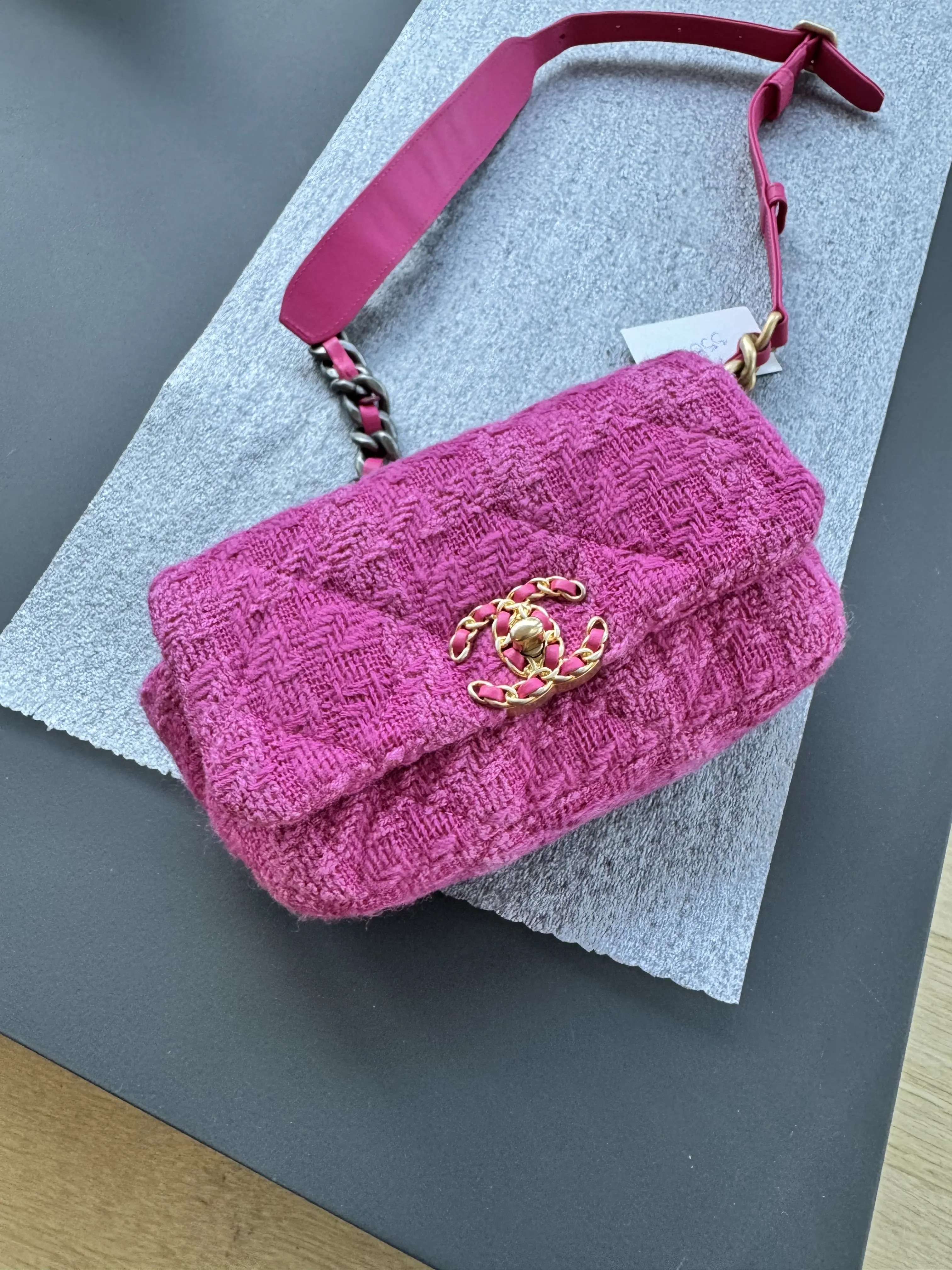 Chanel tweed Bauchtasche | LOOP-Marktplatz