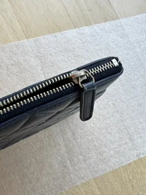 Neuwertige Chanel Pochette in Navy blau | LOOP-Marktplatz