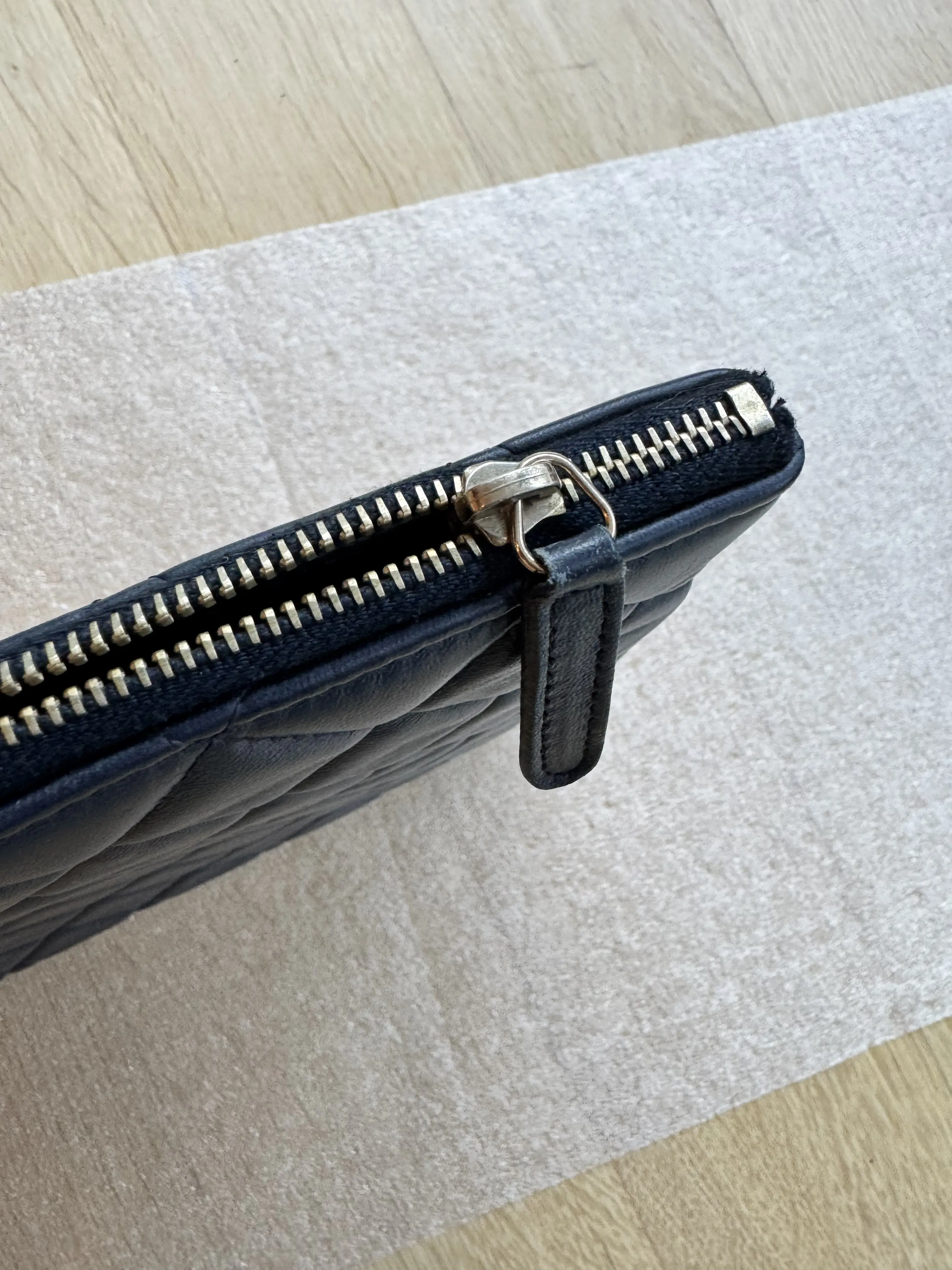Neuwertige Chanel Pochette in Navy blau | LOOP-Marktplatz