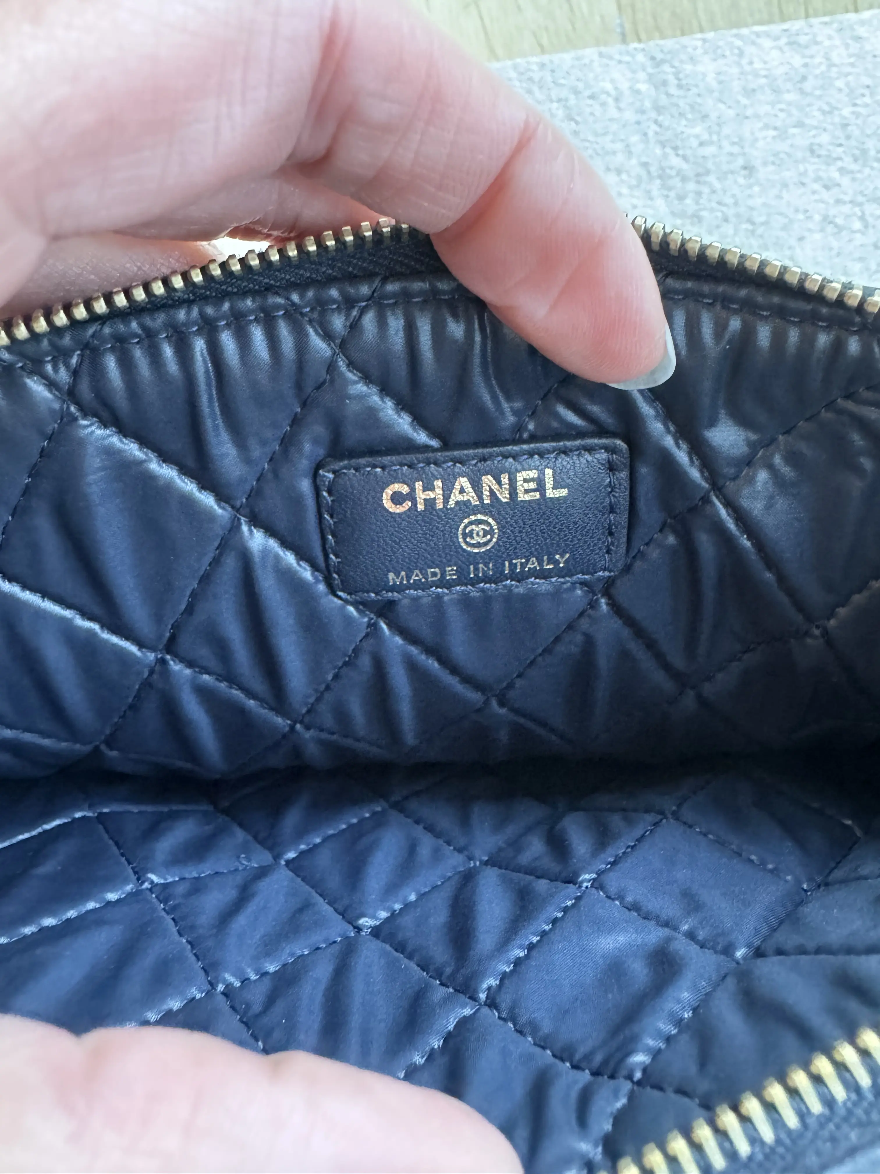 Neuwertige Chanel Pochette in Navy blau | LOOP-Marktplatz