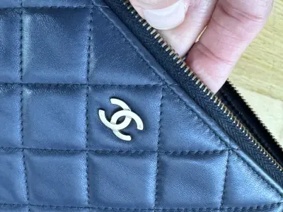 Neuwertige Chanel Pochette in Navy blau | LOOP-Marktplatz