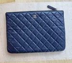 Neuwertige Chanel Pochette in Navy blau