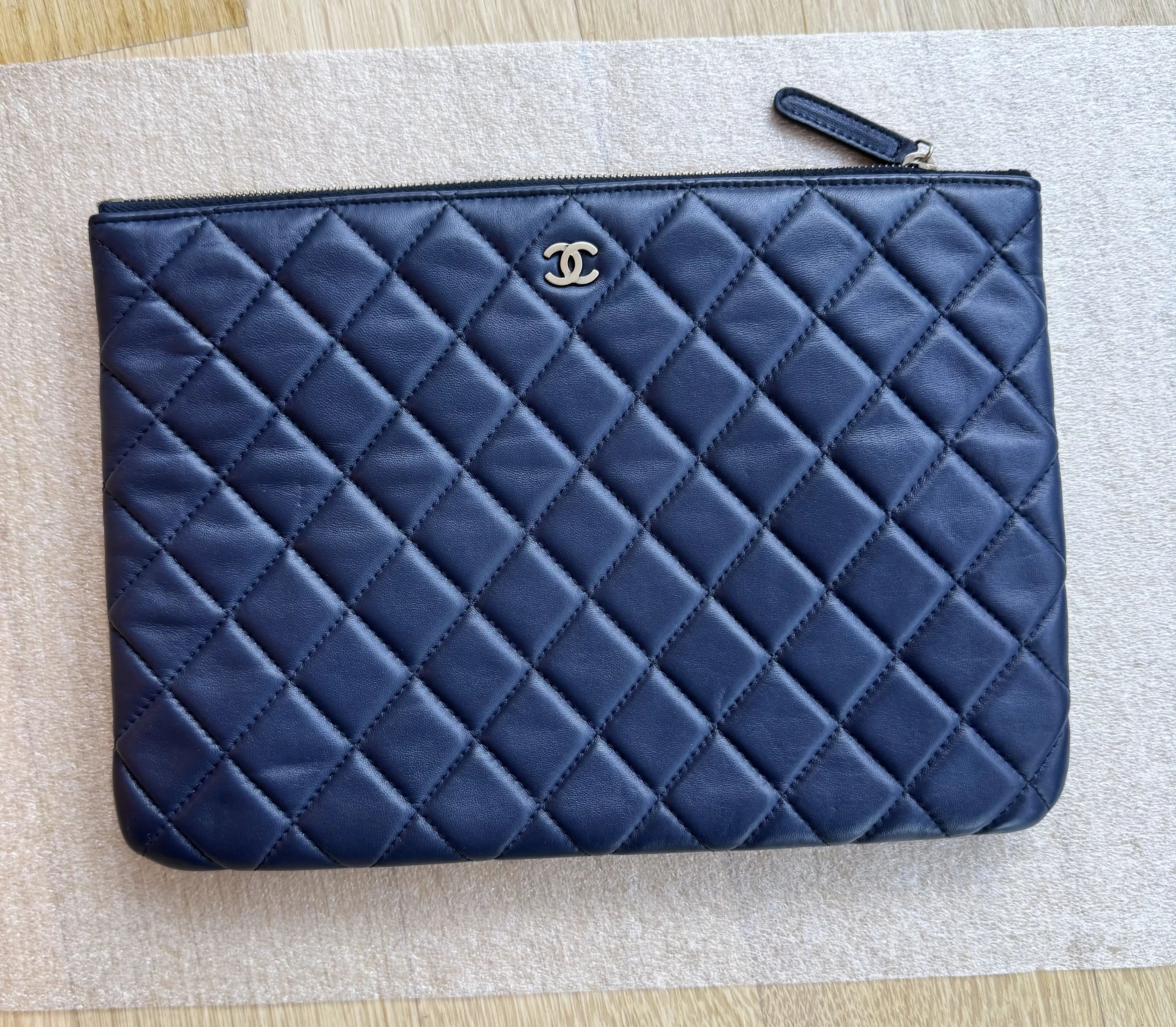 Neuwertige Chanel Pochette in Navy blau | LOOP-Marktplatz