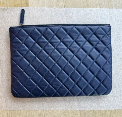 Neuwertige Chanel Pochette in Navy blau | LOOP-Marktplatz
