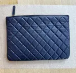 Neuwertige Chanel Pochette in Navy blau