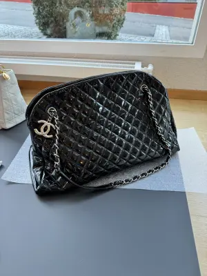 Große Chanel Bowling Tasche | LOOP-Marktplatz