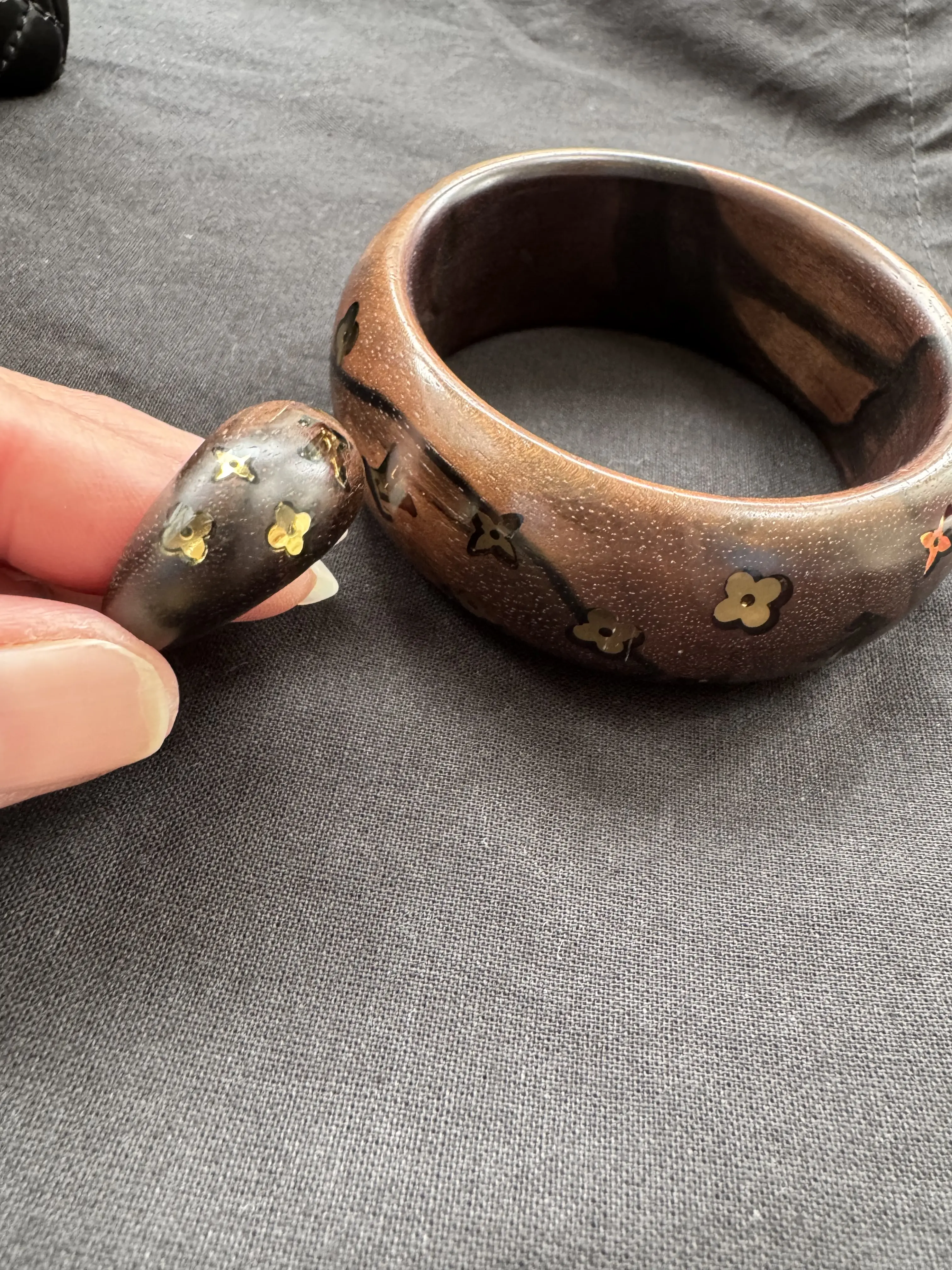 Louis Vuitton Bracelet und Ring aus Holz | LOOP-Marktplatz