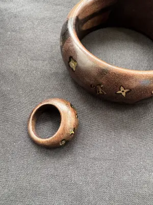 Louis Vuitton Bracelet und Ring aus Holz | LOOP-Marktplatz