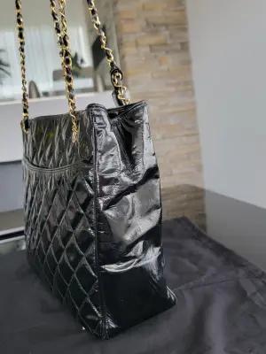 Chanel Shopper Lackleder | LOOP-Marktplatz