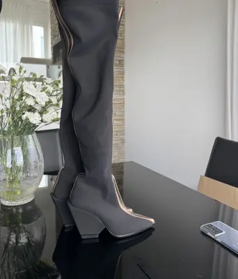 Elena Iachi Overknee Stiefel | LOOP-Marktplatz