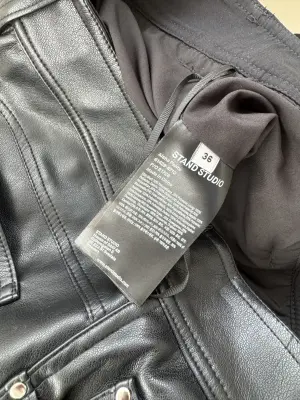 Stand Studio Lederhosen | LOOP-Marktplatz