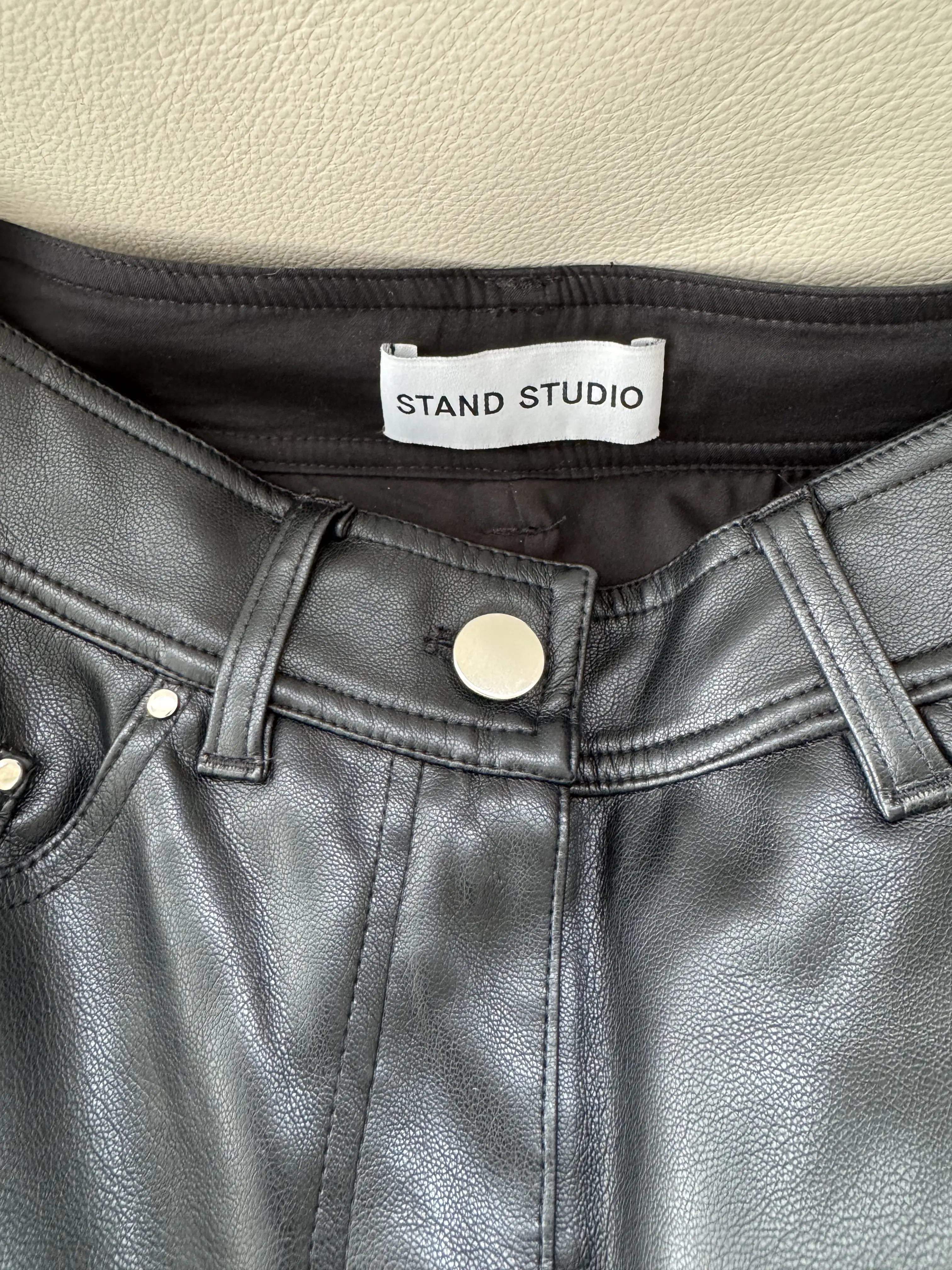 Stand Studio Lederhosen | LOOP-Marktplatz
