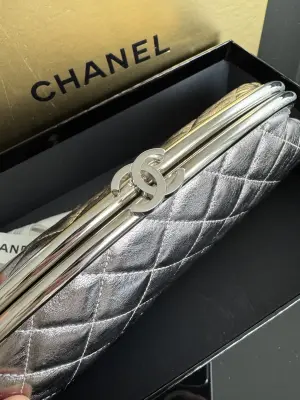 CHANEL Clutch silver metallic | LOOP-Marktplatz