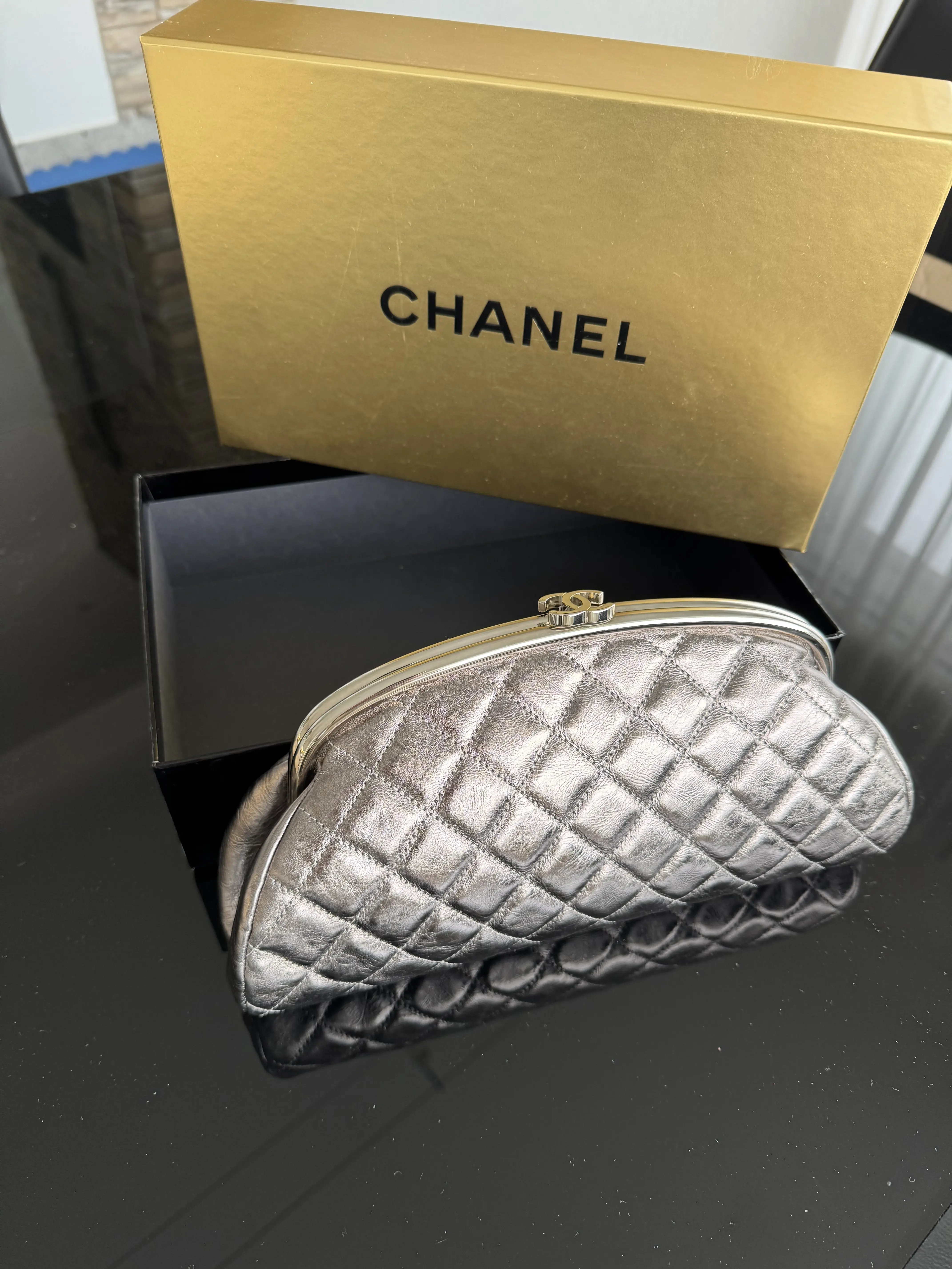 CHANEL Clutch silver metallic | LOOP-Marktplatz