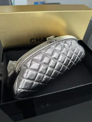 CHANEL Clutch silver metallic | LOOP-Marktplatz
