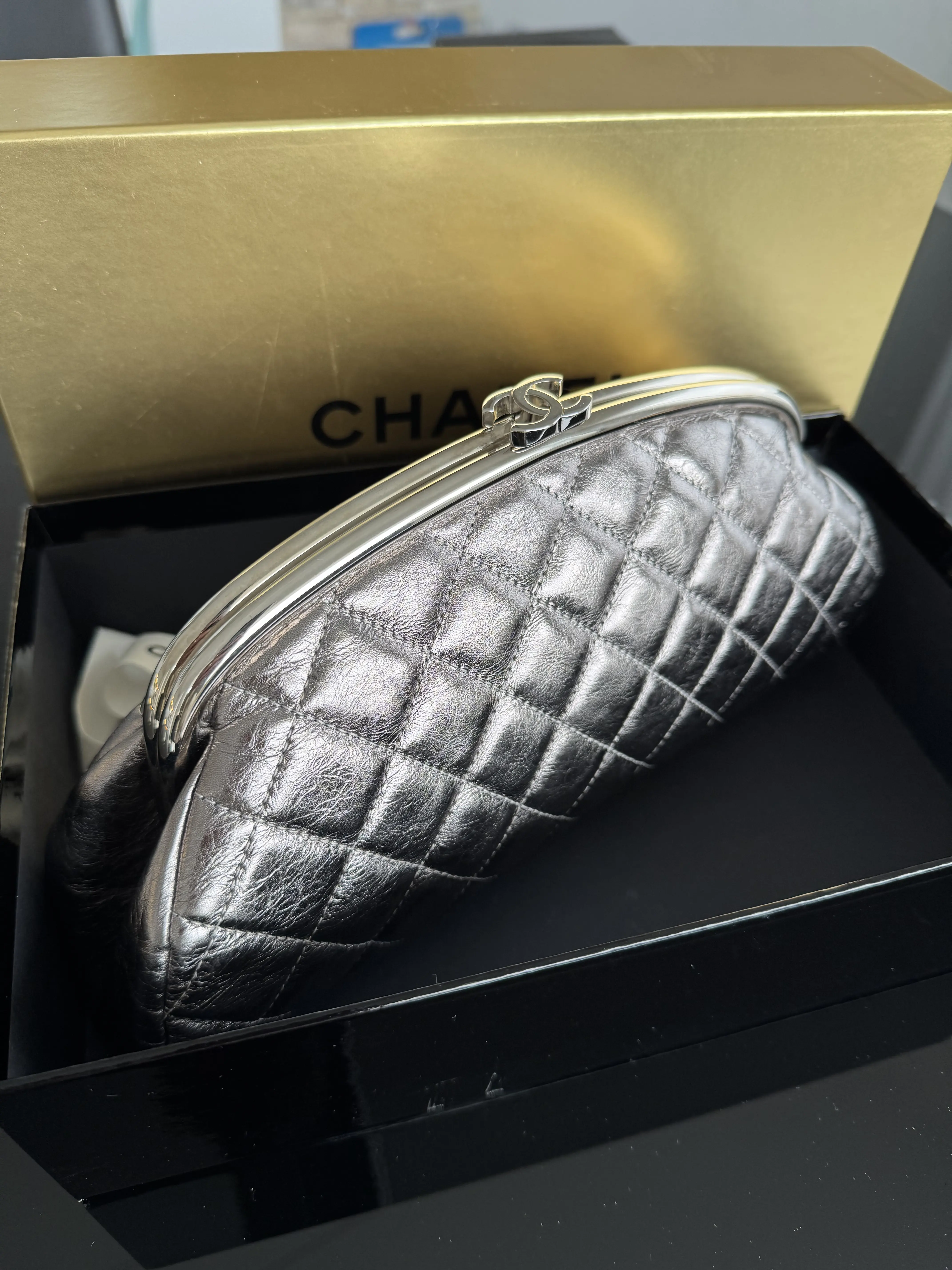 CHANEL Clutch silver metallic | LOOP-Marktplatz