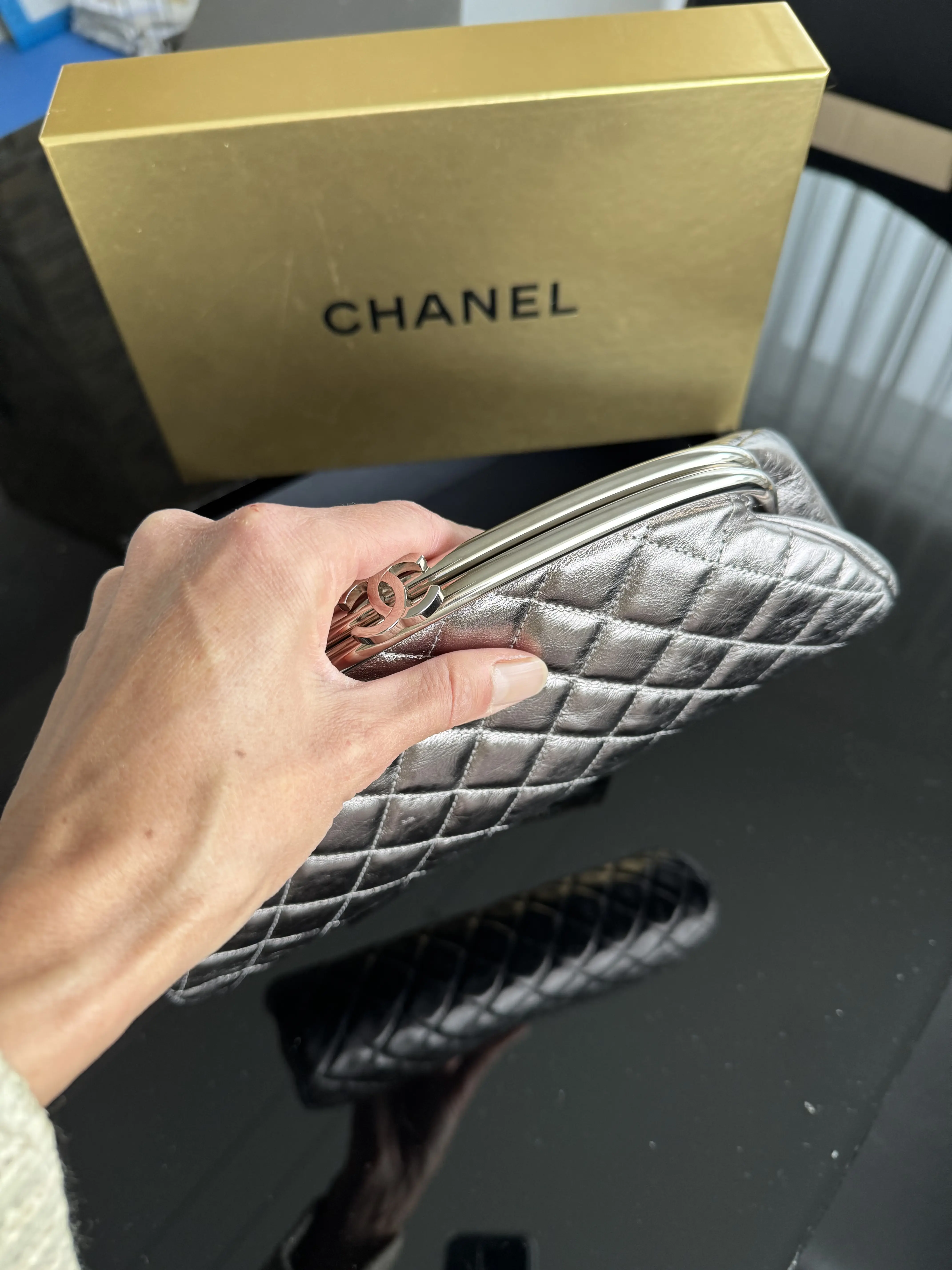 CHANEL Clutch silver metallic | LOOP-Marktplatz