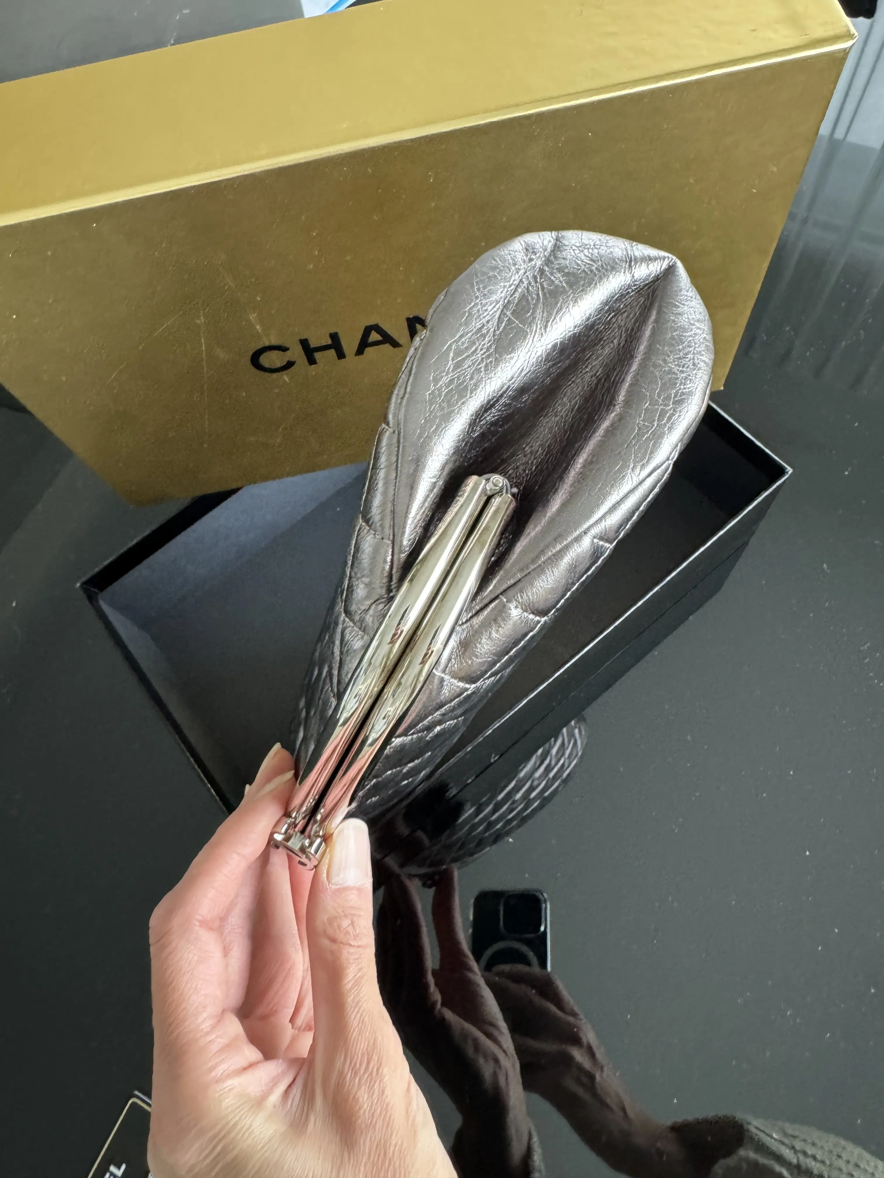 CHANEL Clutch silver metallic | LOOP-Marktplatz