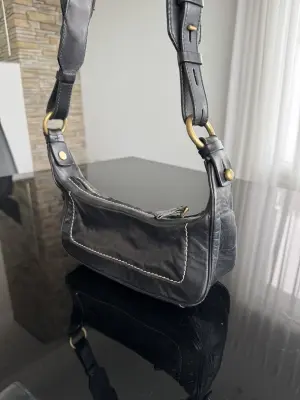 BALLY Schultertasche + Portemonnaie | LOOP-Marktplatz