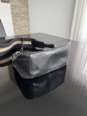 BALLY Schultertasche + Portemonnaie | LOOP-Marktplatz