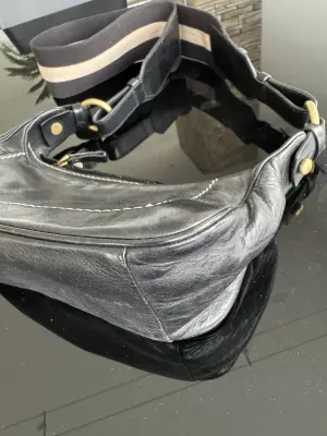 BALLY Schultertasche + Portemonnaie | LOOP-Marktplatz