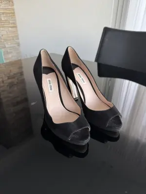 MIU MIU Wildleder Peeptoes | LOOP-Marktplatz