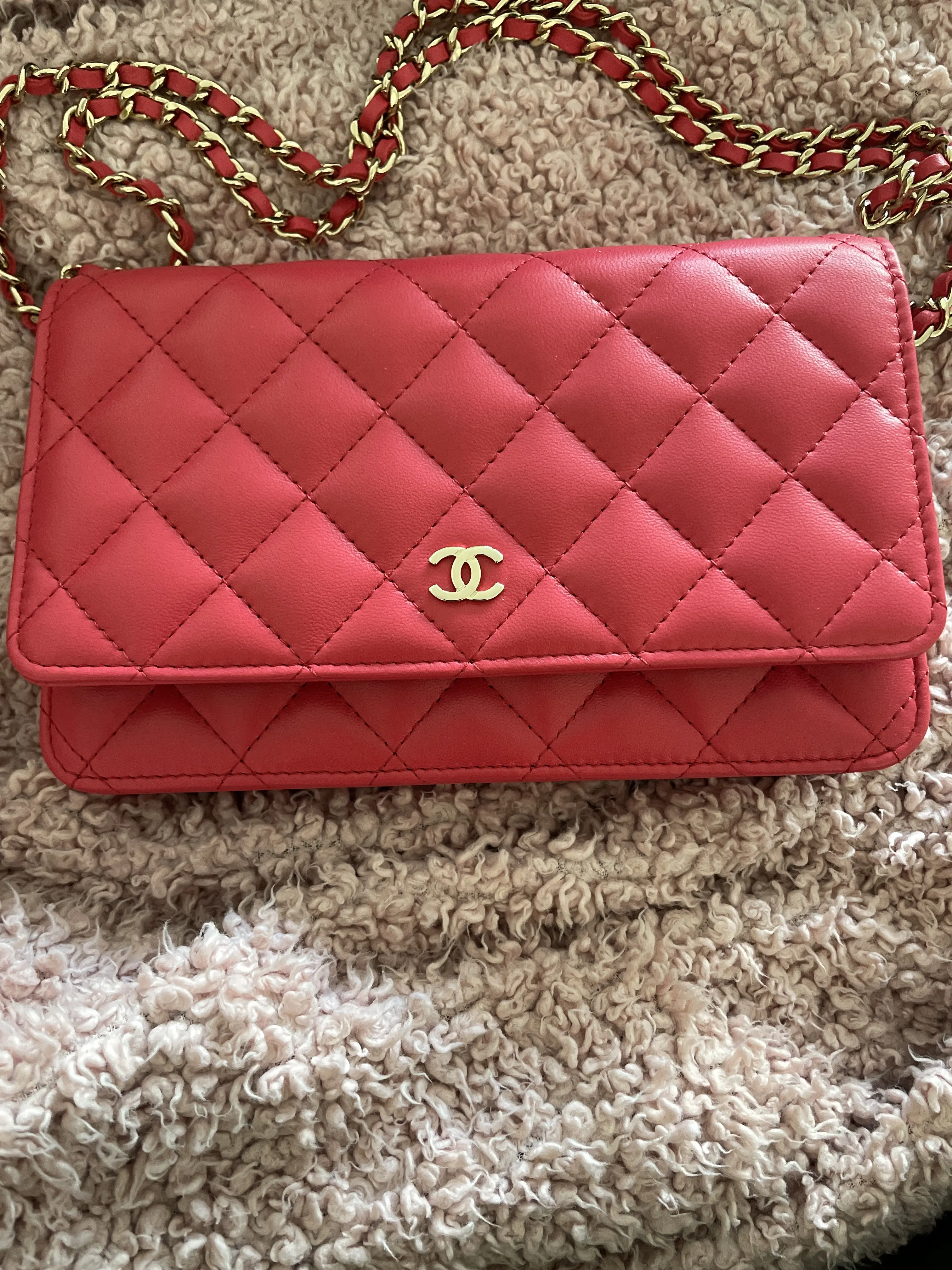 CHANEL on Chain neuwertig | LOOP Marketplace