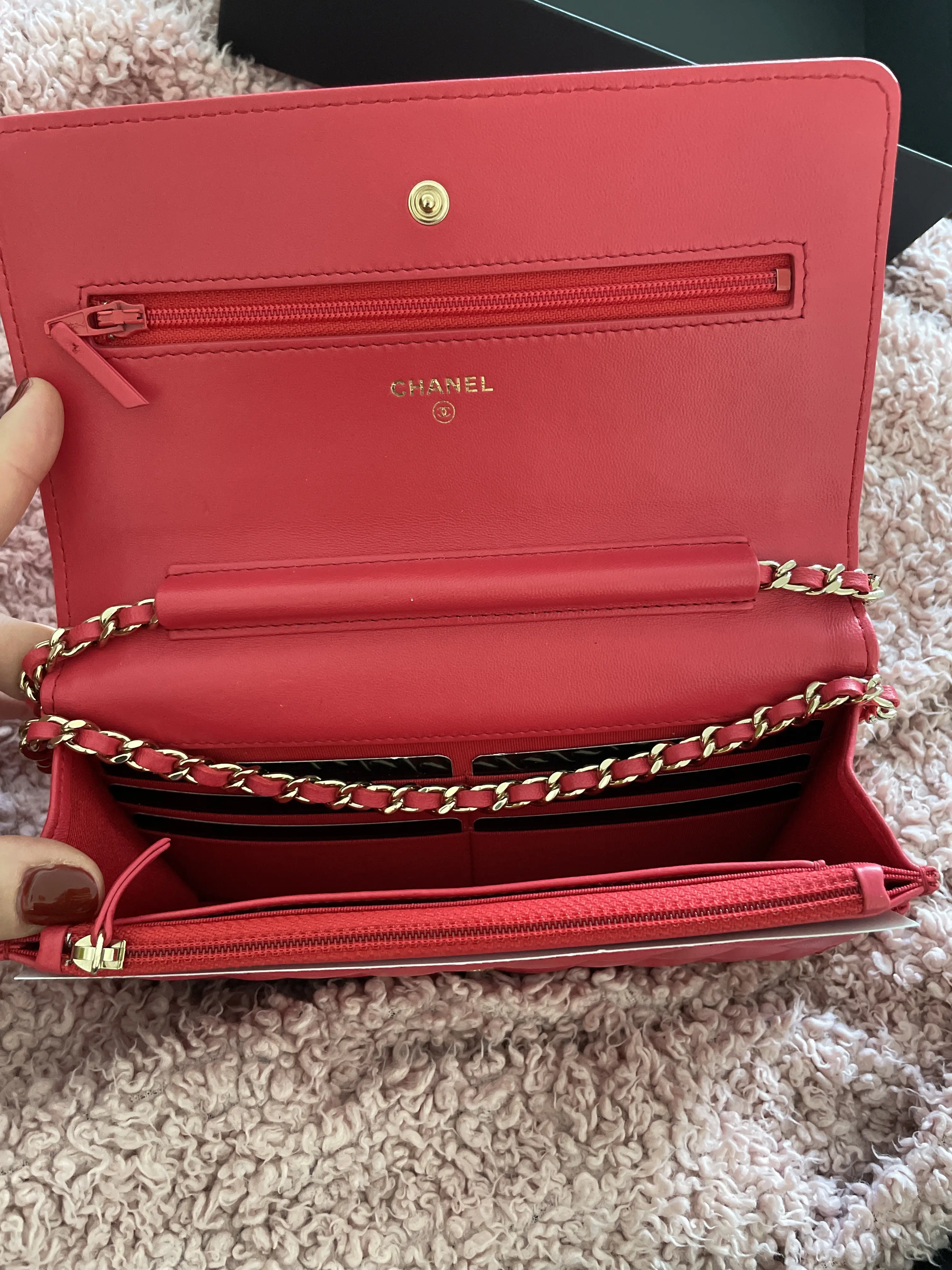 CHANEL on Chain neuwertig | LOOP Marketplace