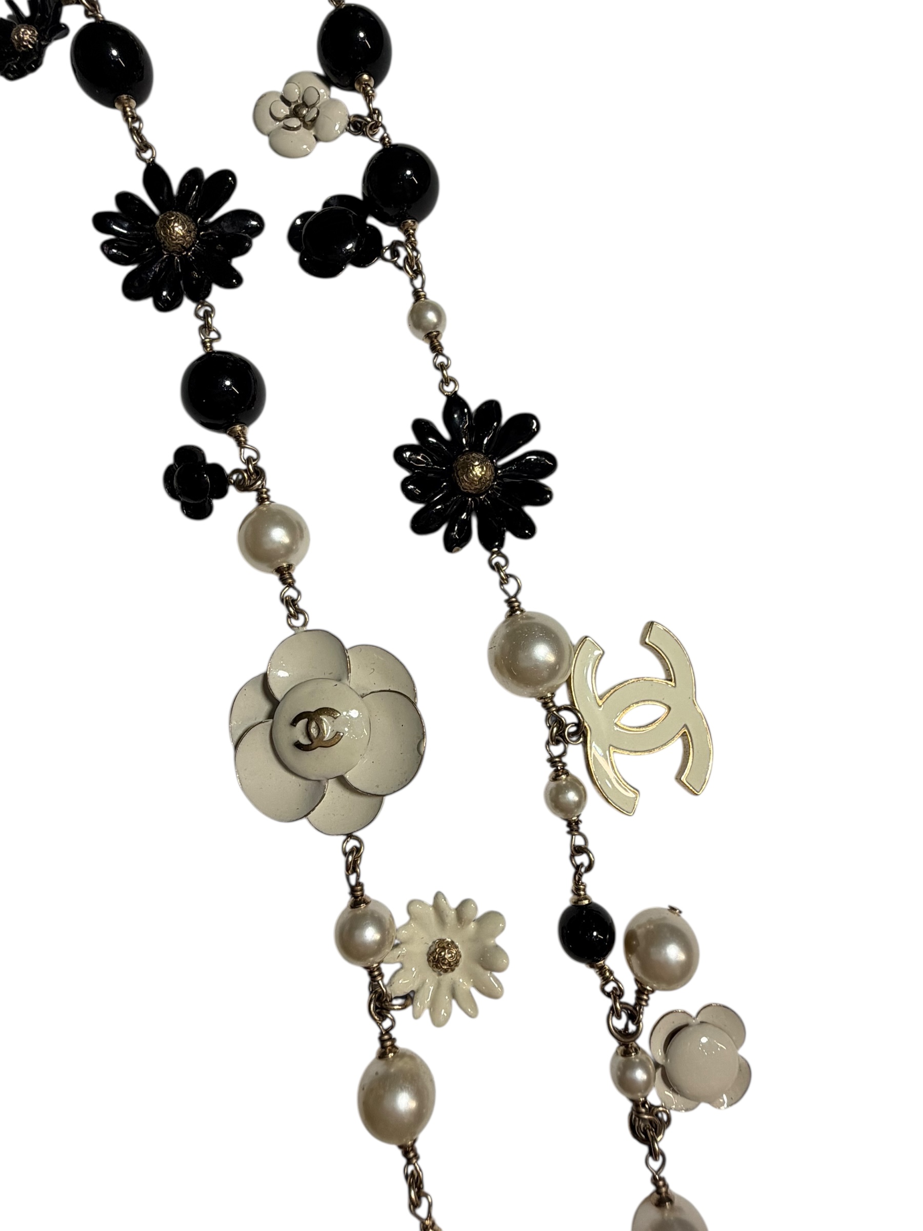 Chanel necklace | LOOP Marketplace