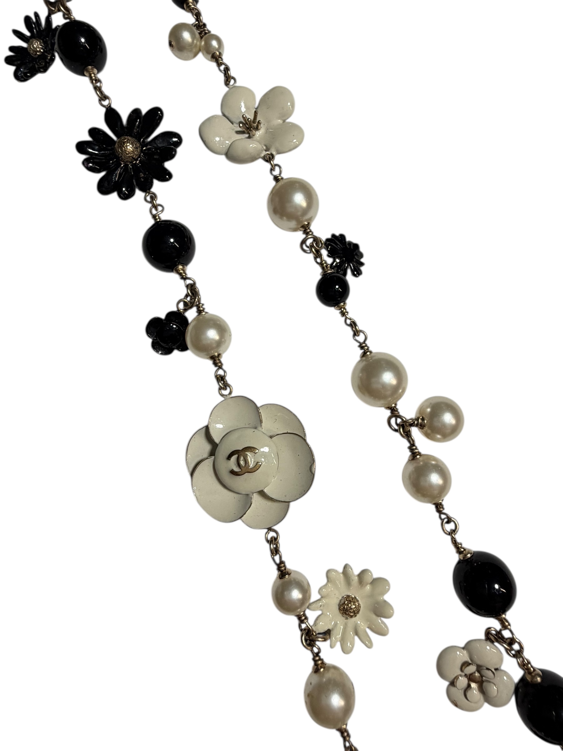 Chanel necklace | LOOP Marketplace