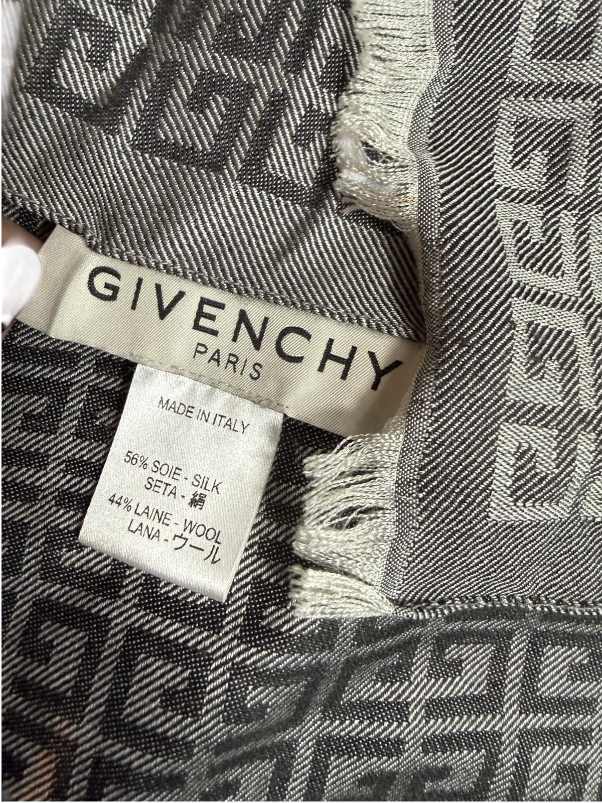 Givenchy scarf | LOOP-Marktplatz