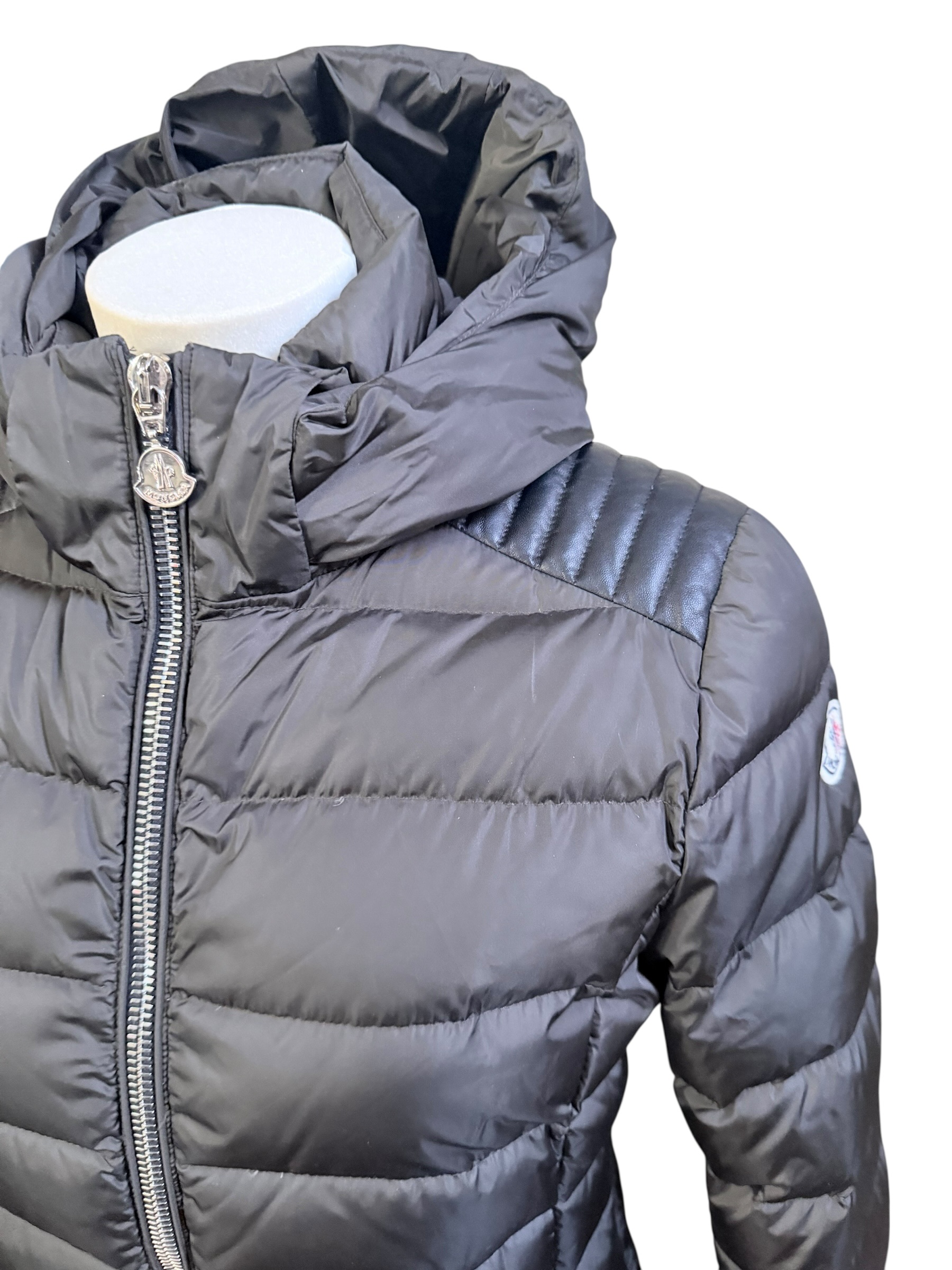 Moncler down jacket | LOOP-Marktplatz