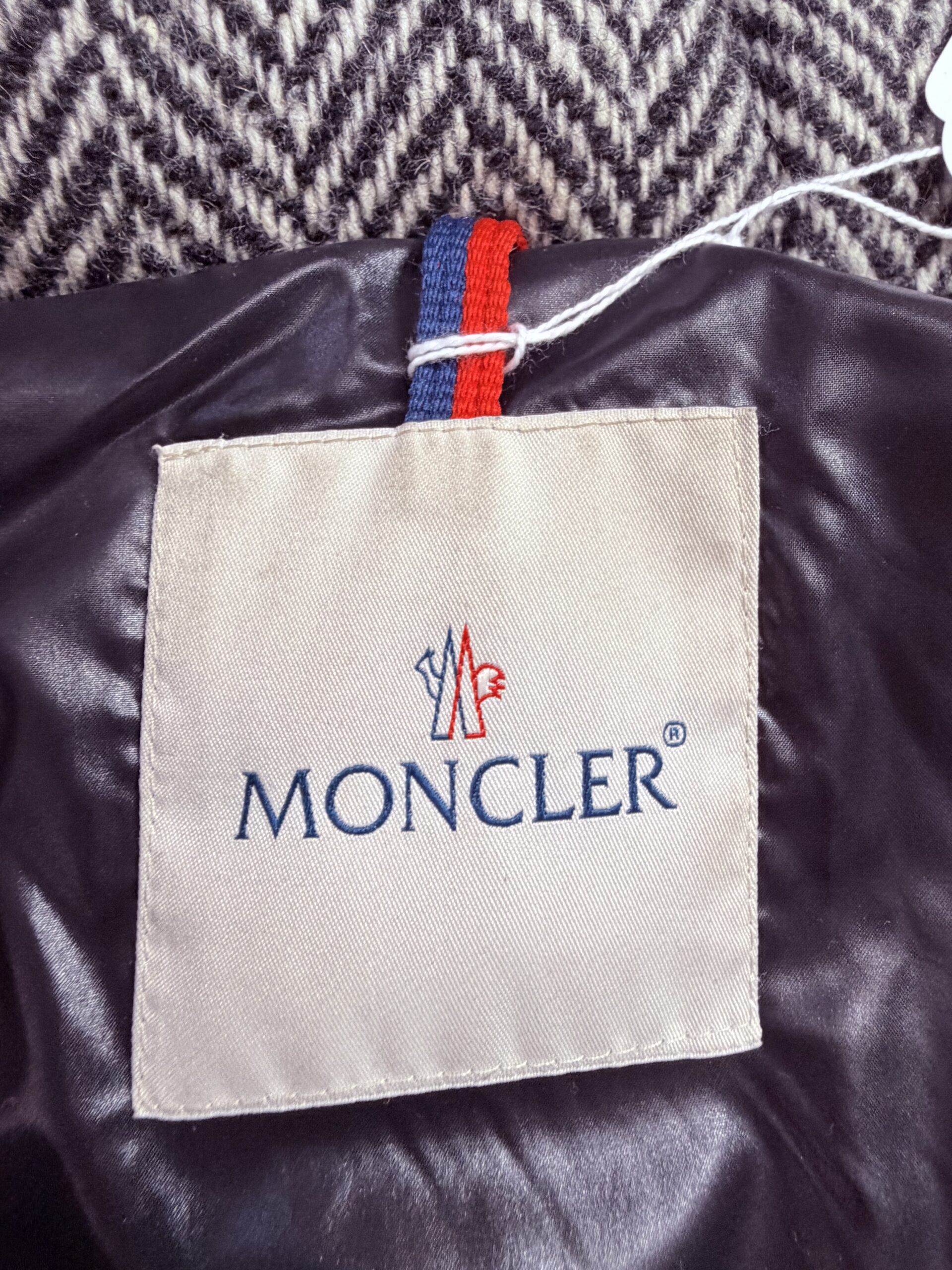 Moncler down jacket | LOOP-Marktplatz