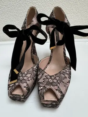 LOUIS VUITTON pink satin and black lace | LOOP-Marktplatz