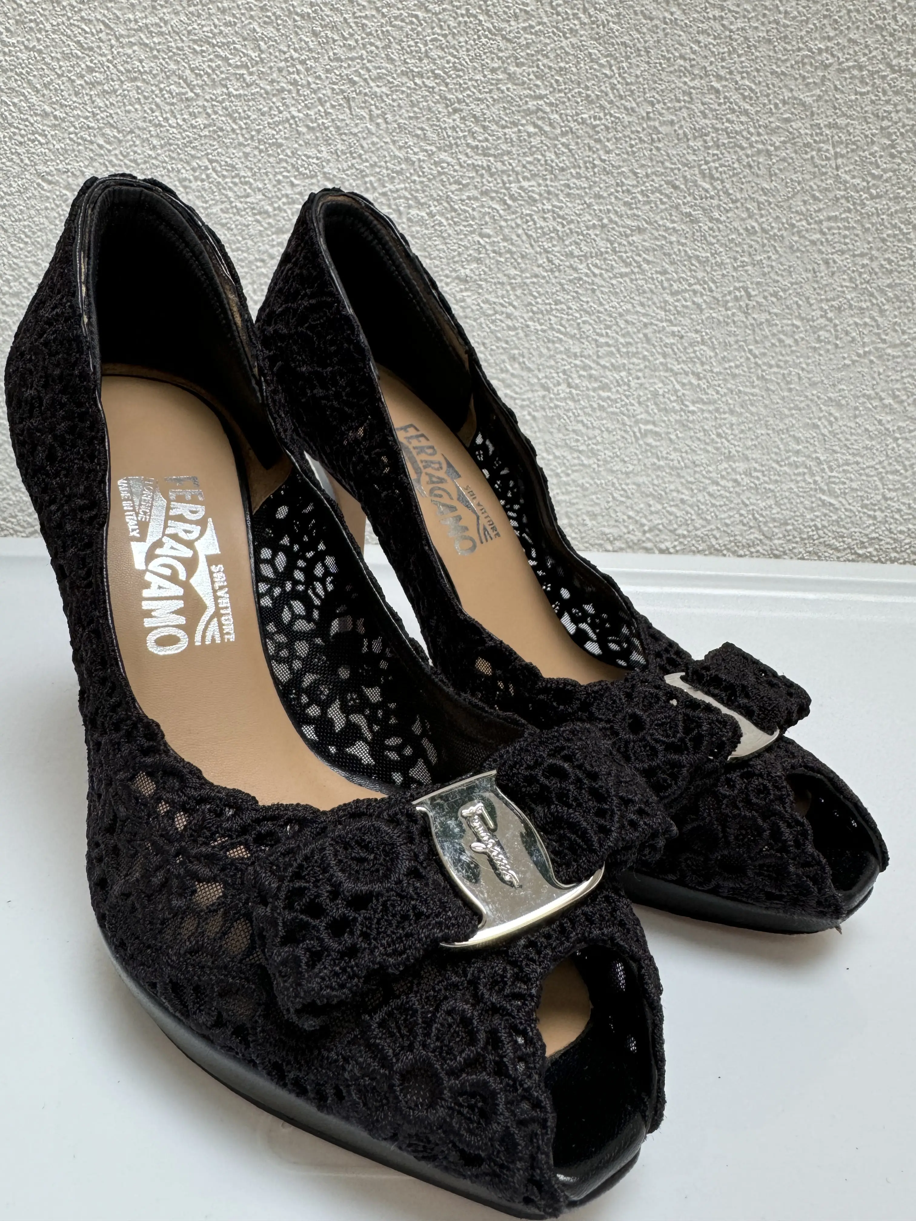 FERRAGAMO Black Bonita Lace peep toe | LOOP-Marktplatz
