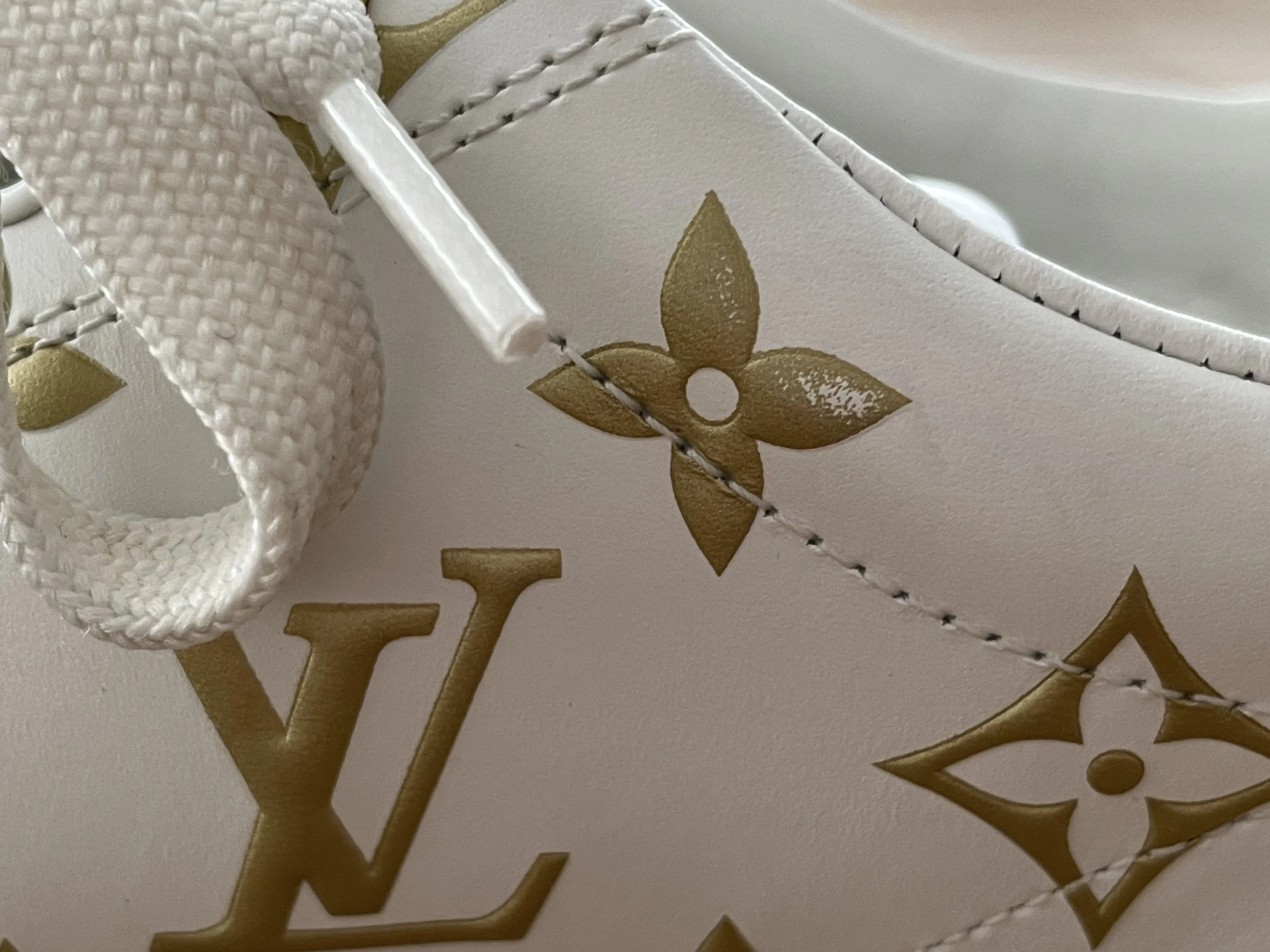 LOUIS VUITTON Sneakers Gr.39 Logo-Print | LOOP-Marktplatz