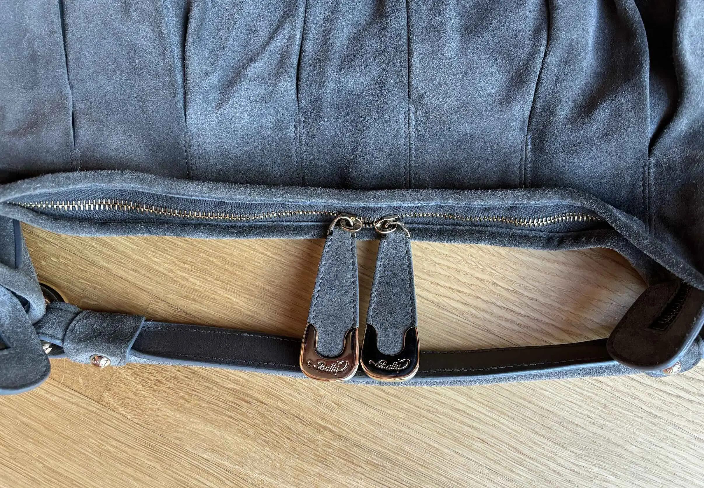 BALLY Shoulderbag - gray suede | LOOP-Marktplatz