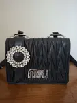 MIU MIU Matelassé-Tasche mit Kristallschnalle